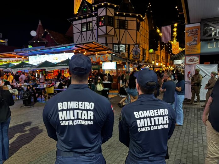 Bombeiros do CBMSC em atuação durante uma festa típica de outubro em Santa Catarina