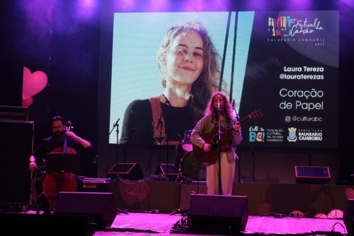 Palco de teatro preparado para apresentações musicais do Festival da Canção de Balneário Camboriú
