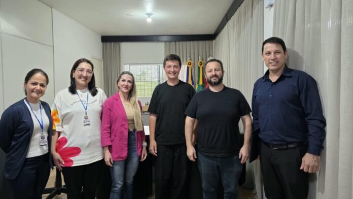 Estudante do 9º ano da ECIM Prefeito Francisco Victor Alves apresenta sistema de votação eletrônica a equipes da Prefeitura de Itapema.