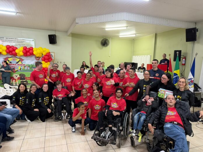 Alunos da Apae de Orleans em cerimônia de formatura do programa Bombeiro Mirim, com os bombeiros do CBMSC.
