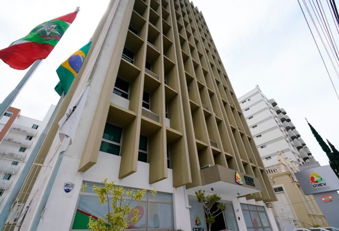 Atendimento a aposentados e pensionistas no IPREV, com análise de processos da folha de pagamento.