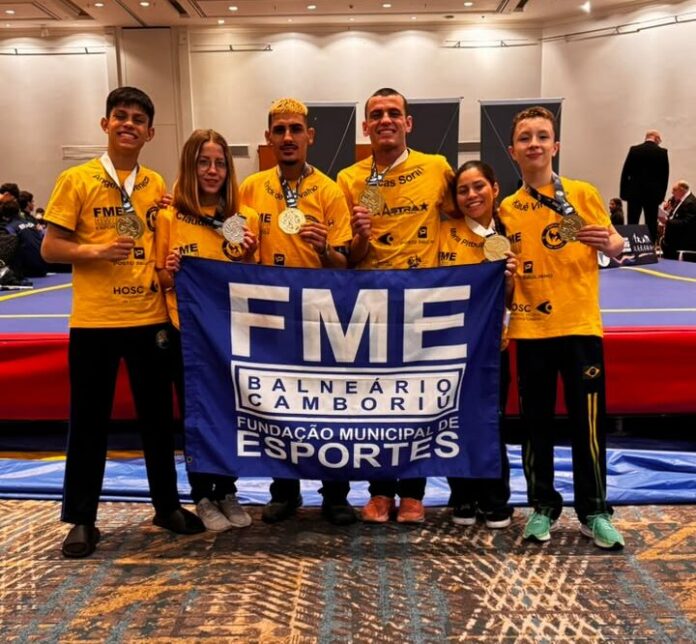 Atletas da Fundação Municipal de Esportes de Balneário Camboriú com medalhas conquistadas no Pan-Americano de Wushu.