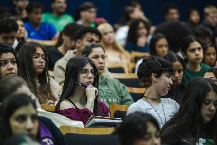 Estudantes da rede estadual de Santa Catarina participam de aulão preparatório para o Enem