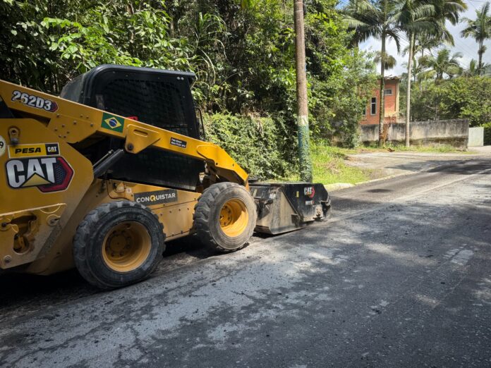 Obras de requalificação asfáltica na Avenida das Arapongas, no Bairro Ariribá, em Balneário Camboriú