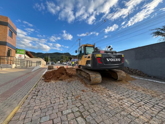 Obra de instalação de rede coletora de esgoto em rua de Rio do Sul