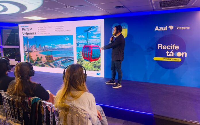 Profissionais de turismo em evento de agentes de viagens, com divulgação de Balneário Camboriú, no Recife.