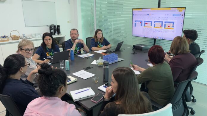 Representantes das secretarias de Educação de Balneário Camboriú e de Camboriú em reunião sobre o calendário escolar de 2027
