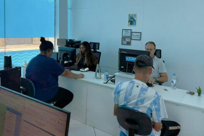 Candidato conversa com atendente em posto de atendimento do Sistema Municipal de Emprego (SIME) de Balneário Camboriú