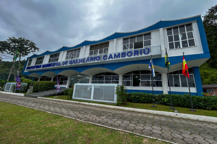 Ilustração sobre o funcionamento dos serviços municipais de Balneário Camboriú no ponto facultativo e no feriado de Finados