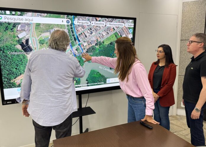 Reunião entre representantes das prefeituras de Camboriú e Balneário Camboriú sobre projetos de pontes e acessos entre as cidades