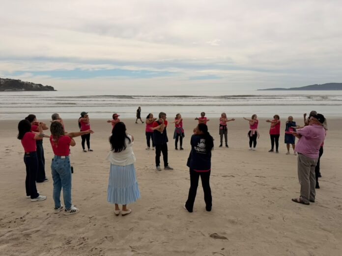Participantes dos grupos da UBS Tabuleiro, em Itapema, durante caminhada da campanha Outubro Rosa.