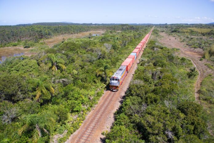 Ilustração sobre transporte e logística em Santa Catarina, com ferrovias, rodovias e portos