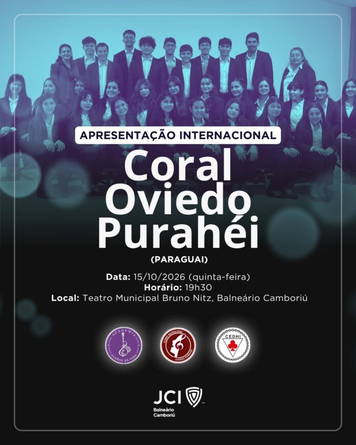 Palco do Teatro Municipal Bruno Nitz, em Balneário Camboriú, que recebe o Coral Oviedo Purahéi, do Paraguai.