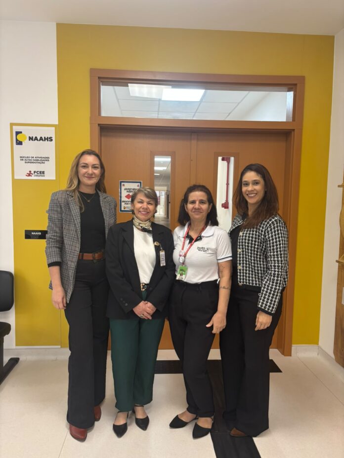 Equipes de educação de Balneário Camboriú e da Fundação Catarinense de Educação Especial em visita técnica sobre altas habilidades e superdotação