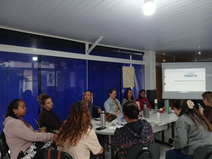 Coordenadores e equipe técnica dos CRAS de Morretes e Alto São Bento, em Itapema, durante reunião de planejamento