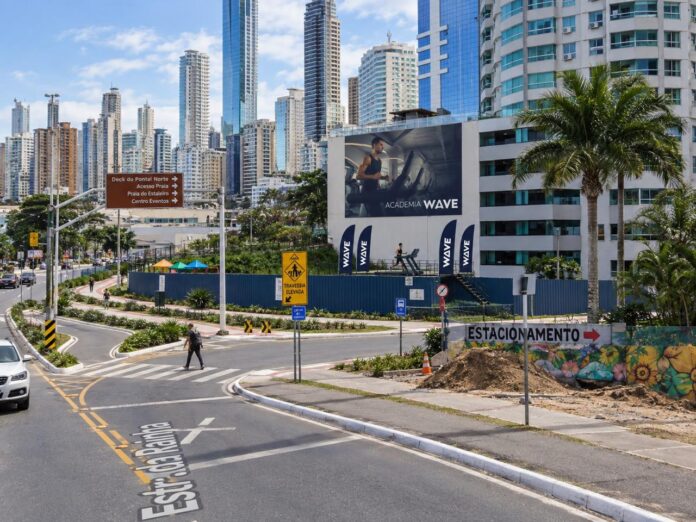 Esteira instalada em frente à roda-gigante de Balneário Camboriú para desafio de corrida solidário