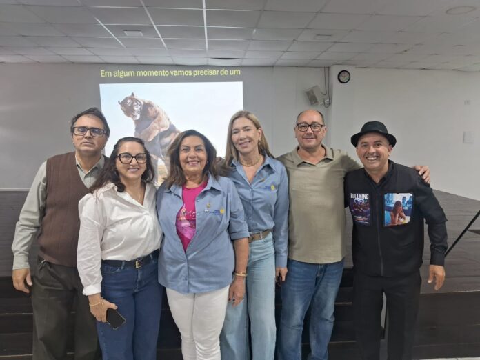 Estudantes assistem a palestra sobre cyberbullying e prevenção às drogas no CEM Governador Ivo Silveira, em Balneário Camboriú.