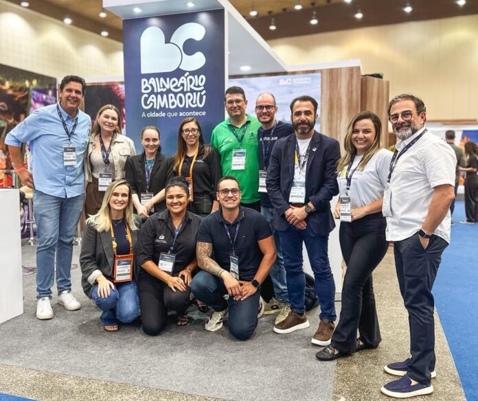 Estande de Balneário Camboriú na feira Brazil Travel Market, no Centro de Eventos do Ceará, em Fortaleza