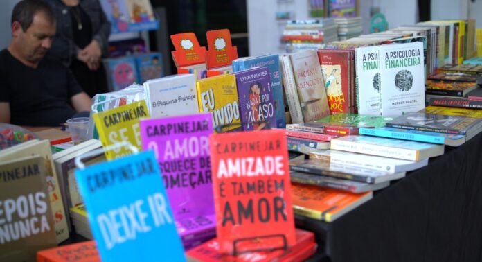 Público no Teatro Municipal Bruno Nitz durante o Festival Literário de Balneário Camboriú