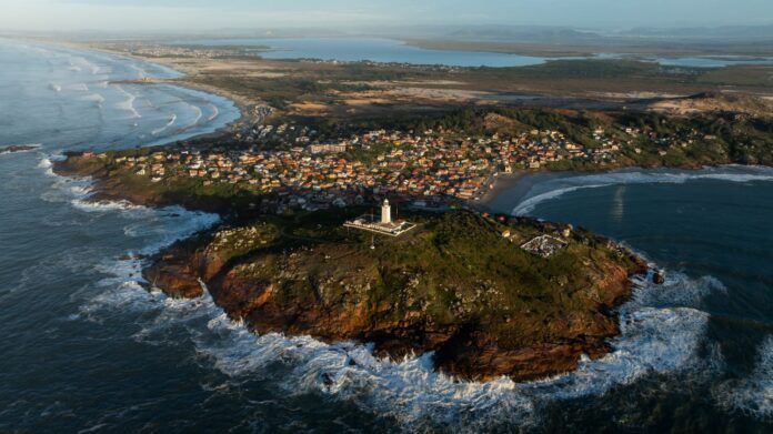 Céu com nuvens e sol sobre o litoral de Santa Catarina, em ilustração da previsão do tempo para a semana