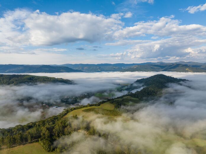 Previsão do tempo para Santa Catarina: frio no início da semana, com aumento das temperaturas e retorno da chuva.
