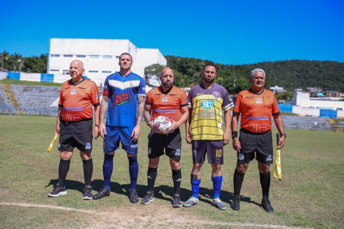 Bola de futebol em um campo de futebol amador