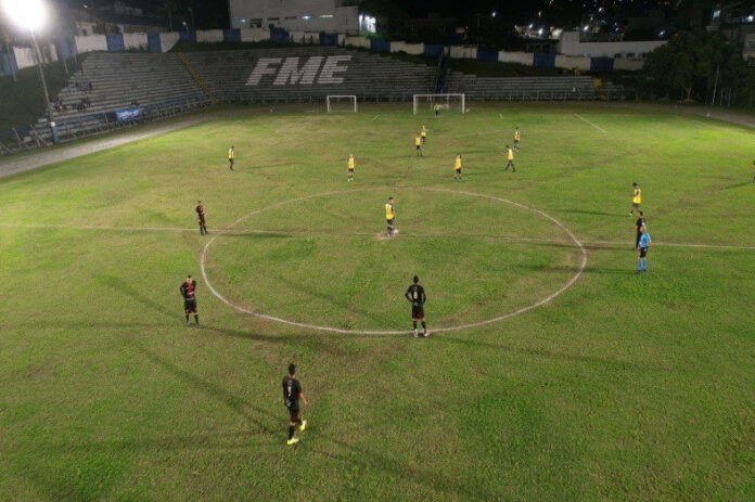 Partida do Campeonato Municipal de Futebol Amador Série A em campo de Balneário Camboriú