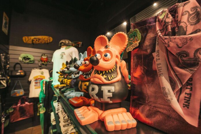 Personagem Rat Fink, criação de Ed “Big Daddy” Roth, que dá nome à atração Rat Fink Garage no Roddertown, em Balneário Camboriú