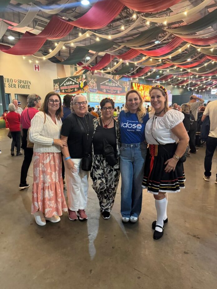 Grupo de idosos de Itapema durante passeio à Oktoberfest, em Blumenau