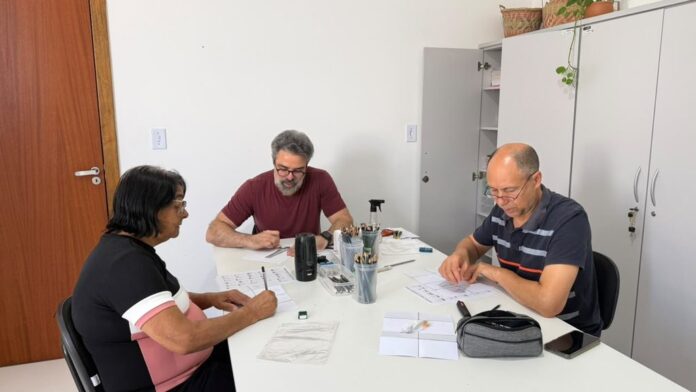 Idosos desenhando em oficina de desenho de observação no Centro de Convivência do Idoso, em Itapema