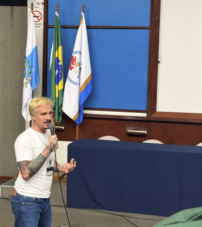 Representante do IMA apresenta o modelo de manejo de javalis de Santa Catarina em simpósio sobre espécies exóticas invasoras, no Rio de Janeiro.