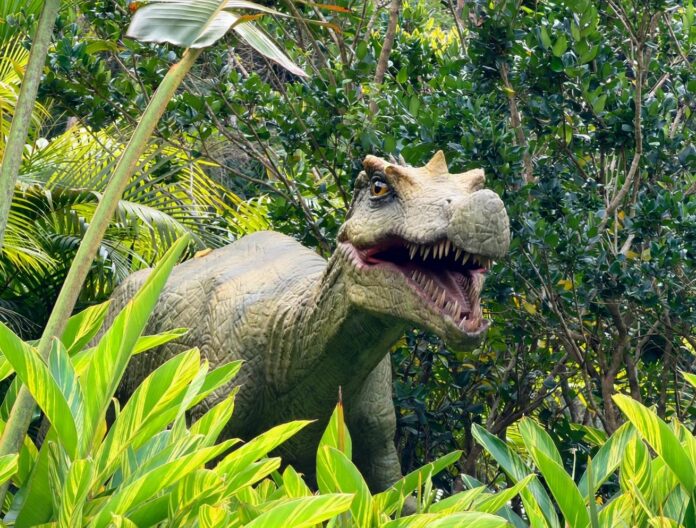 Réplica em tamanho real do dinossauro Irritator challengeri em trilha do Parque Aventura Jurássica, em Balneário Camboriú.