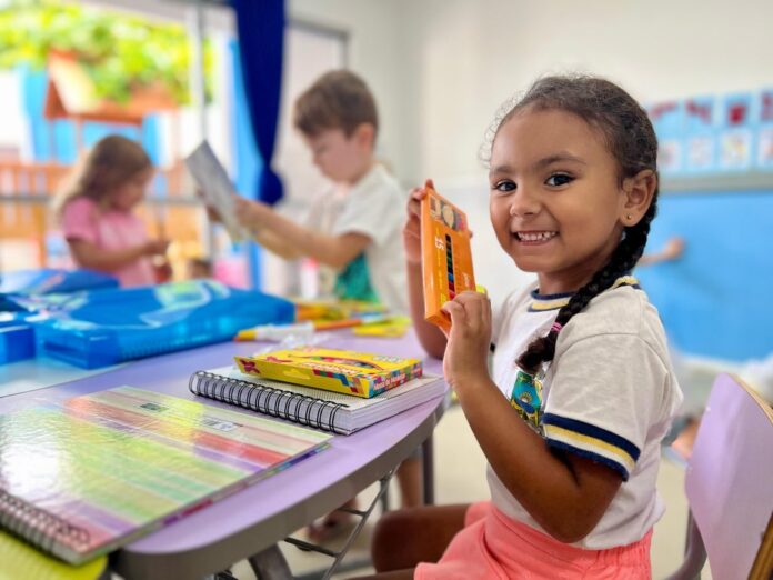 Criança em sala de aula de Educação Infantil, em ilustração sobre a convocação de vagas do Fila Única em Itapema