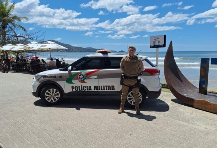 Policiais militares em atividade de policiamento preventivo em Itapema