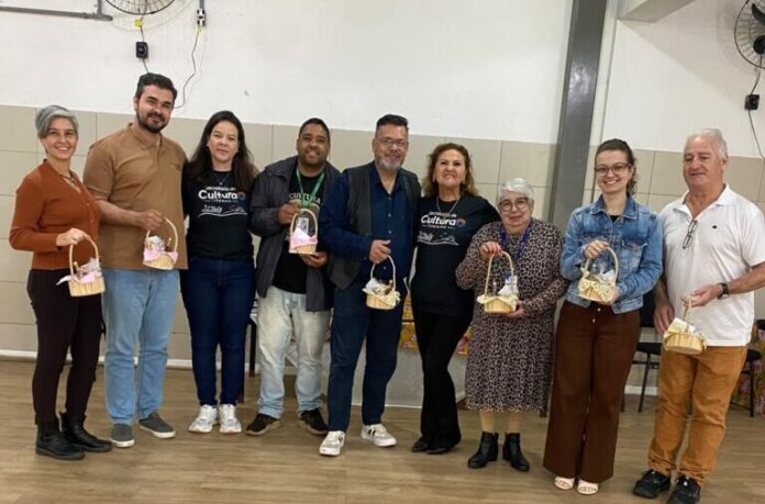 Representantes de municípios da região reunidos no encontro do Colegiado de Cultura da AMFRI, em Itapema