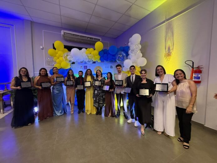Professores e gestores da Rede Municipal de Ensino de Itapema reunidos na premiação do Concurso Professores Destaque, no Clube SERMEP.