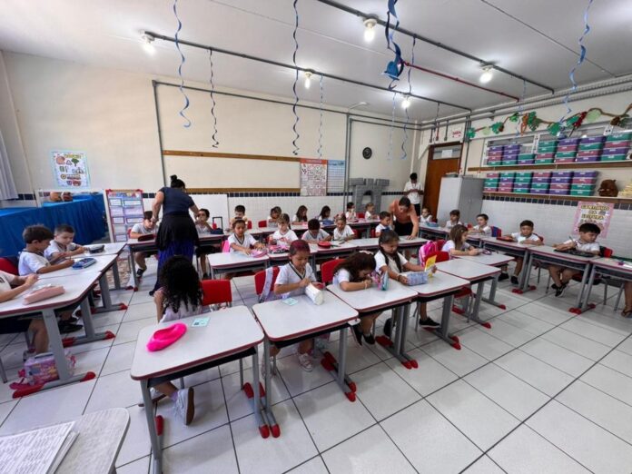 Crianças em sala de aula de escola em Itapema
