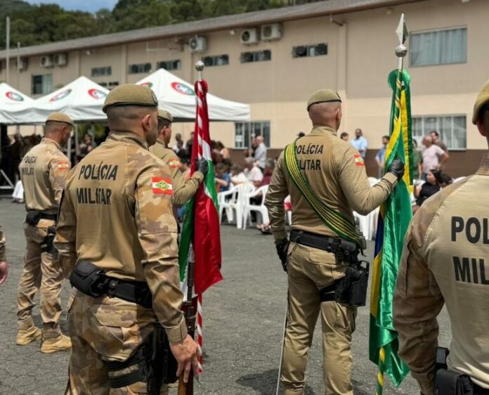 Formatura de novos policiais militares temporários em solenidade no 12º Batalhão de Polícia Militar, em Balneário Camboriú.