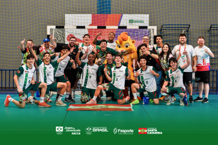Jovens atletas em competição esportiva durante os Jogos da Juventude