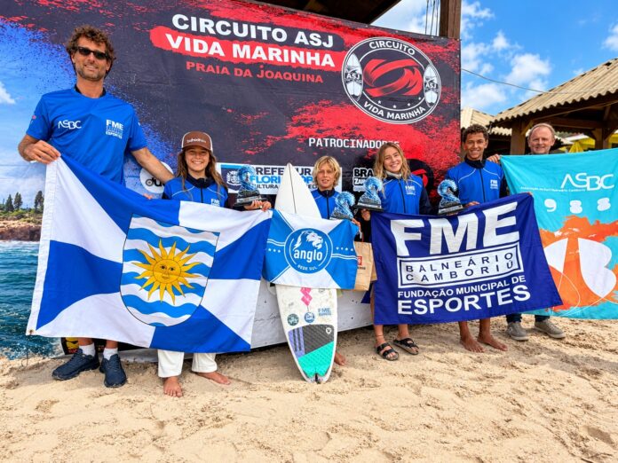 Jovens surfistas de Balneário Camboriú na Praia da Joaquina, em Florianópolis, durante etapa do Circuito ASJ Vida Marinha de Surf