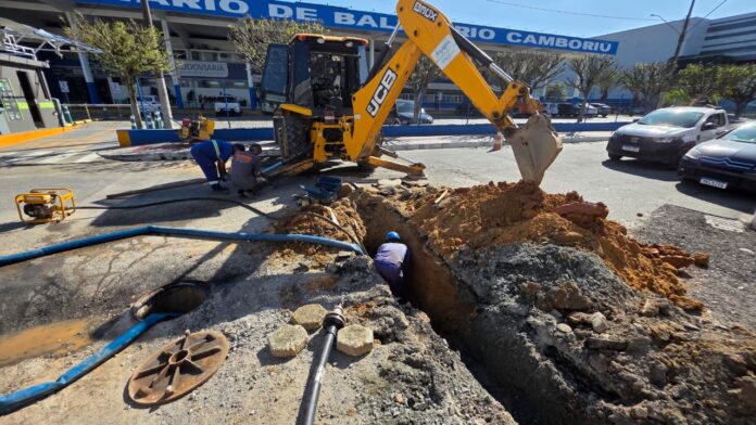 Equipe realizando serviço de escavação em via pública de Balneário Camboriú