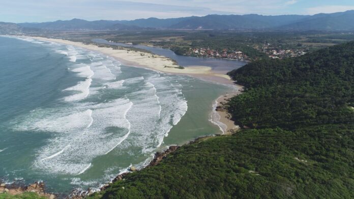 Faixa de areia e mar em praia do litoral de Santa Catarina