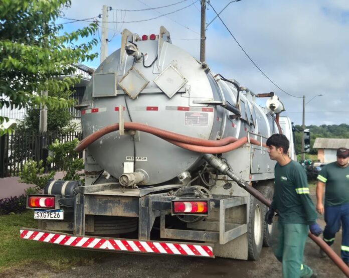 Caminhão de limpeza de fossas do Programa Esgotamento Sobre Rodas, da Casan, em atendimento a um imóvel residencial