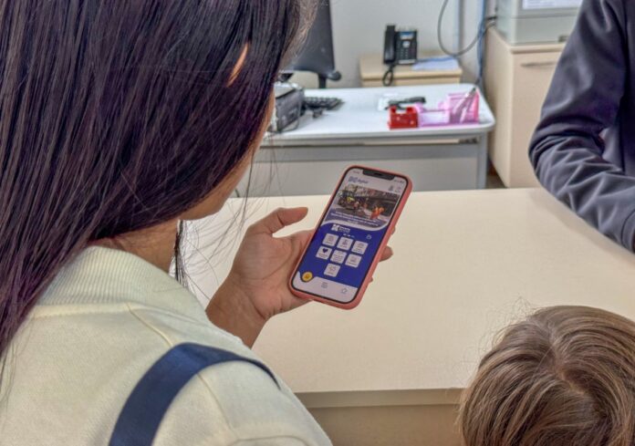 Responsável usando celular para acessar o sistema de matrícula on-line da Rede Municipal de Ensino de Balneário Camboriú