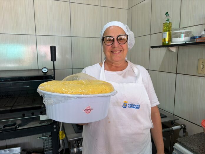 Profissional da alimentação escolar prepara refeições em unidade de ensino de Balneário Camboriú