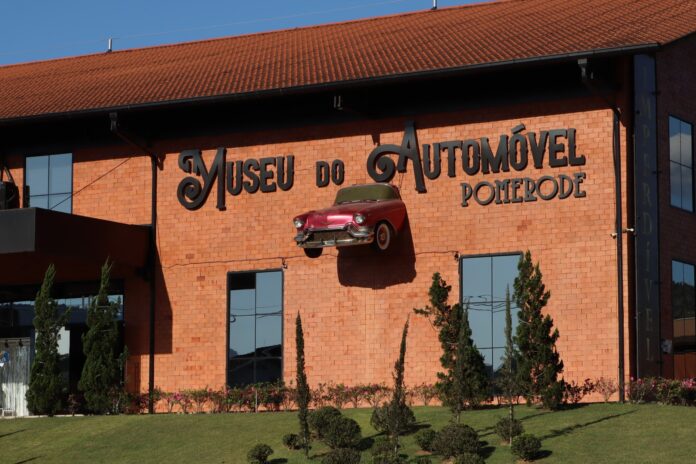Carros clássicos expostos no Museu do Automóvel de Pomerode, em Santa Catarina
