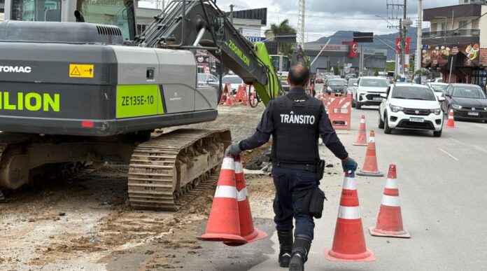 Obra de drenagem na Avenida do Estado, em Balneário Camboriú