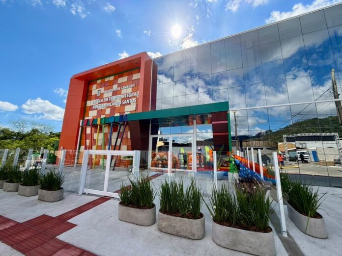 Moradores reunidos na inauguração da Escola de Tempo Integral Hueslen Ricardo Santos, durante o Agito nos Bairros, em Camboriú