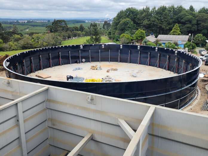 Obras da nova Estação de Tratamento de Água da Casan em Otacílio Costa, com estruturas de aço do reservatório em construção.