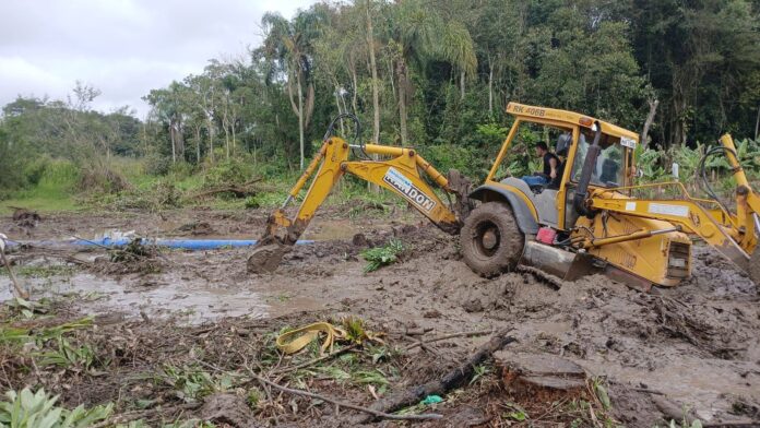 Obra de substituição de tubulações da adutora de água em área rural de Araquari